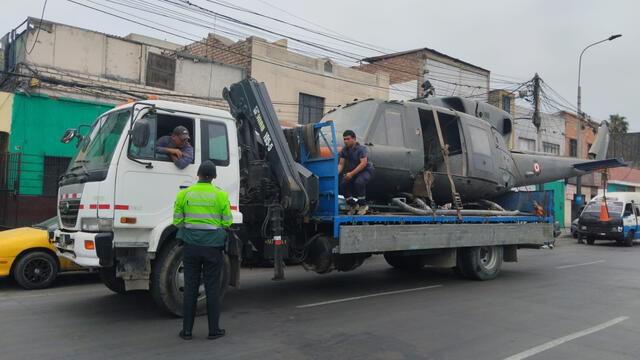 Vehículo que transportaba el helicóptero en el Callao