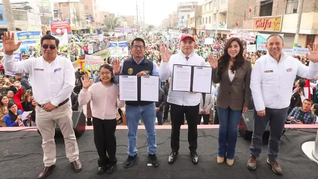  El alcalde de SMP firmó un convenio con el ministro de Vivienda y Urbanismo. Foto: Andina.   