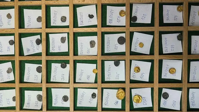  Monedas etiquetadas para ser estudiadas antes de su exposición. Foto: Museo y Galería del Norte de Pilsen   