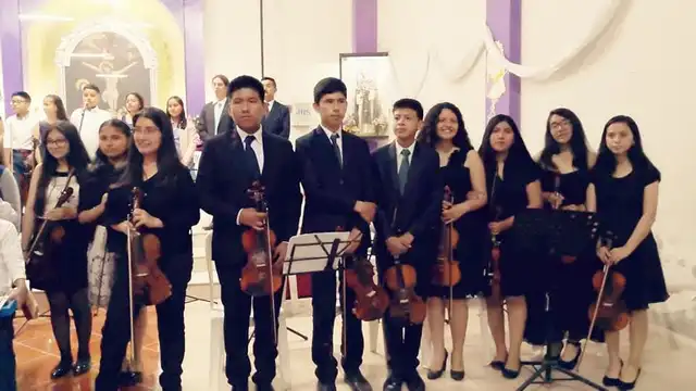 Arturo Becerra en la banda musical de su colegio.   