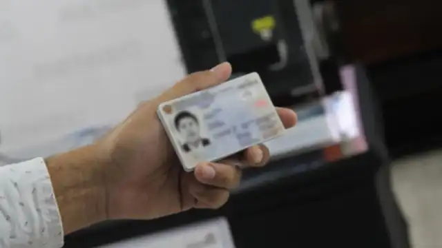 Peruanos que cuentan con el DNI azul vencido o por vencer ya pueden renovarlo por el DNI electrónico 3.0. Foto: Difusión. Peruanos que cuentan con el DNI azul vencido o por vencer ya pueden renovarlo por el DNI electrónico 3.0. Foto: Difusión.