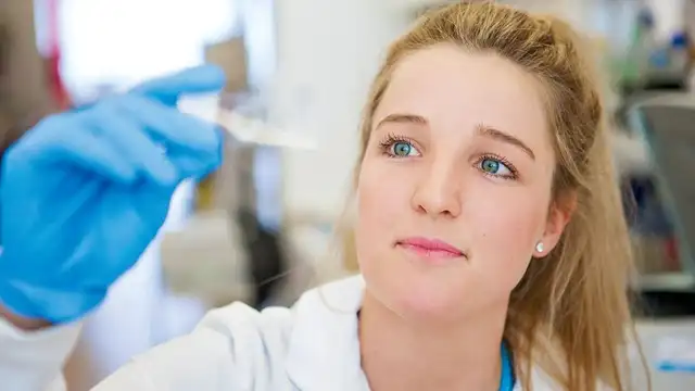 <em>Ciara Duffy, una de las investigadoras de la investigación del veneno de abeja en el cáncer de mama. Foto: The West Australian</em>   
