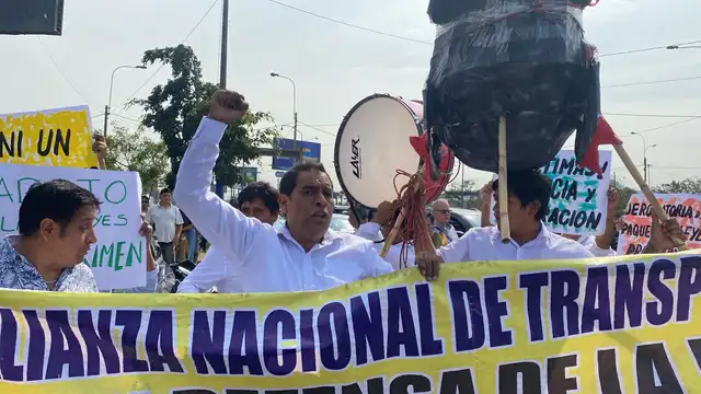  Un grupo de transportistas llegó hasta Acho para reclamarle al presidente por no sostener una reunión con todos los conductores. Foto: Mabel Alva / La República.   
