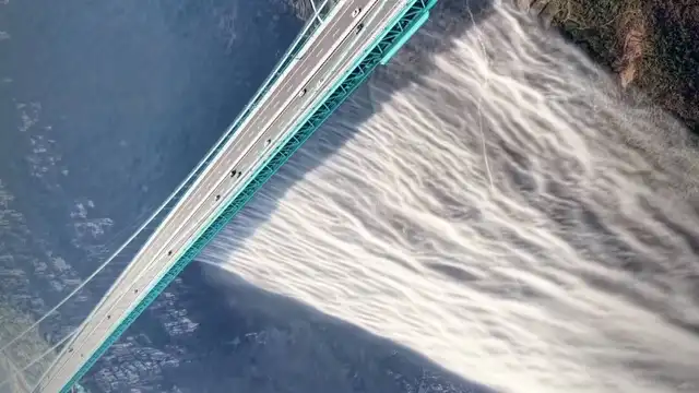 El puente del Gran Cañón de Huajiang cuenta con una gran catarata artificial. Foto: CGTN El puente del Gran Cañón de Huajiang cuenta con una gran catarata artificial. Foto: CGTN