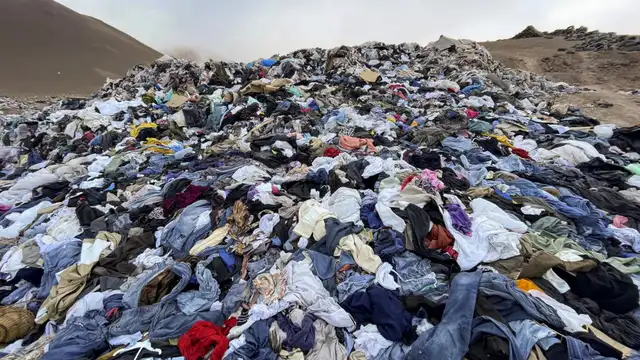 Este vertedero textil, visible desde el espacio, se alimenta del consumo de ropa en Europa, donde se desechan grandes cantidades.