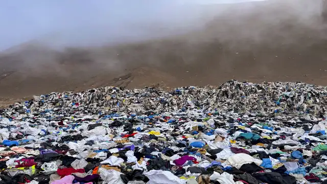 Muchas prendas terminan abandonadas en el desierto, exacerbando la contaminación.