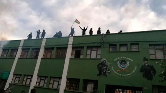 Momento en que izaron la bandera de Bolivia