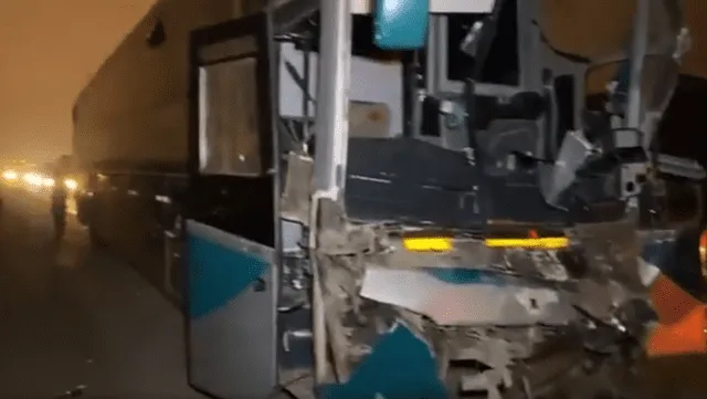 El transporte interprovincial "Z Bus" quedó bastante afectado tras el impacto. Foto: captura Enfoque Real