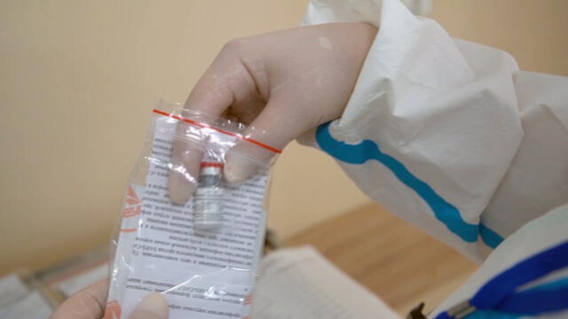 Una ampolla de la vacuna rusa contra el coronavirus en la sala de un hospital militar de Moscú. Foto: Ministerio de Defensa de Rusia / Sputnik.