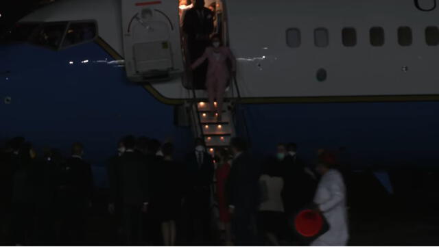 Nancy Pelosi desciende del avión en aeropuerto Songshan de Taiwán. Foto: Ken Moriyasu- Corresponsal diplomático