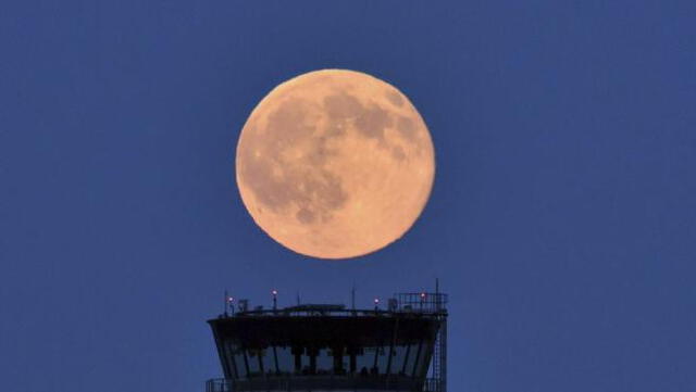 La luna llena, iluminada con un tono ligeramente rojizo, cerca de Schönefeld (Alemania). El fenómeno natural se conoce como Luna de Fresa. Foto: EFE