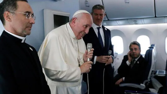 El pontífice suele responder algunas interrogantes de la prensa que viaja con él en el avión