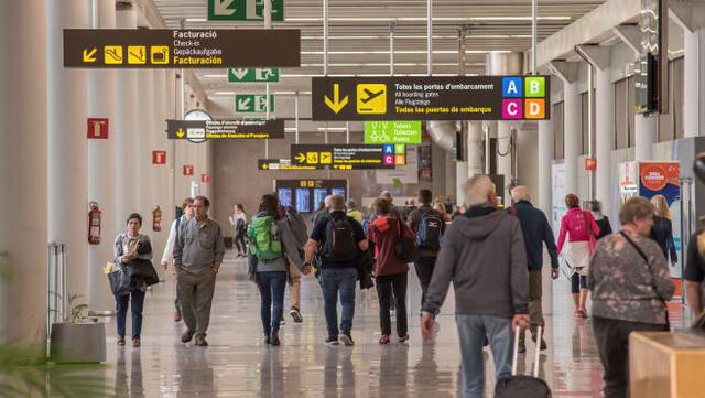 La llegada de turistas en los aeropuertos españoles se suspendió hace más de un mes. Foto: Internet.