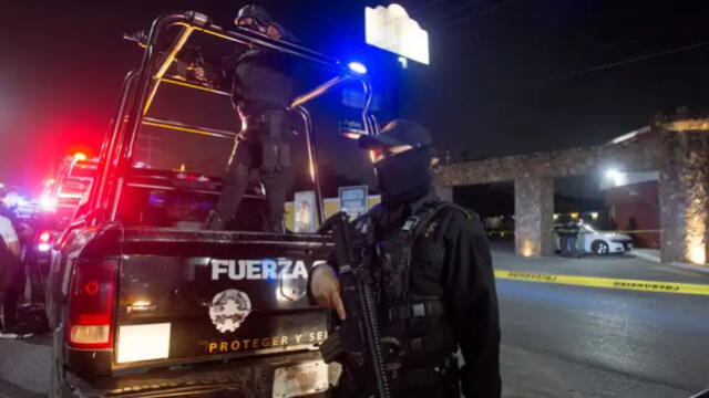 Fuerzas de seguridad mexicanas resguardan el área donde fue hallado el cuerpo de la joven Debanhi Escobar. Foto: EFE