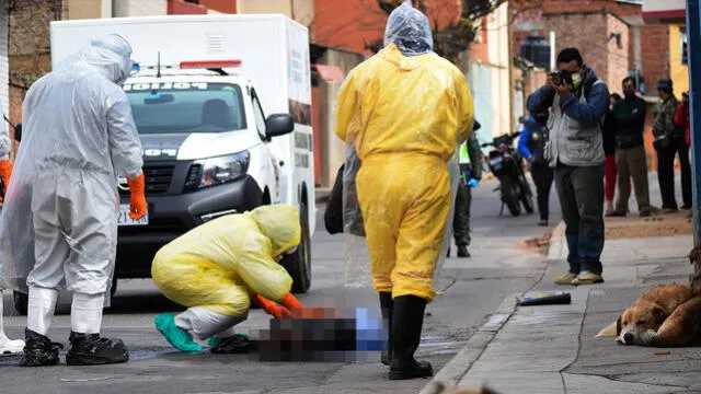 Bolivia: tienen miedo de infectarse y sacan a la calle cadáver de un hombre fallecido por COVID-19