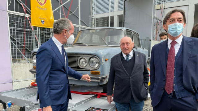 Junto al presidente de la región Véneto, muchos vecinos también guardan cariño al Lancia Fulvia que fue retirado el miércoles 20 de octubre. Foto: Facebook @zaiaufficiale