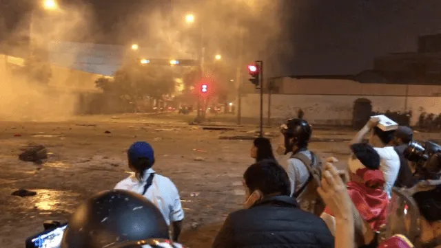 Momento inmediatamente anterior al impacto en la cabeza. No hay ninguna piedra en dirección al manifestante. Foto: captura de transmisión de El Comercio   