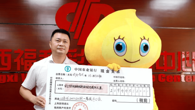  El hombre recibió su premio tras ganar la lotería disfrazado. Foto: Guangxi Welfare Lottery Center    