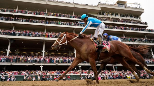 Mage sorprendió a los miles de espectadores al colocarse en primer lugar luego de una carrera muy reñida entre Two Phil's y Angel of Empire. Foto AP.