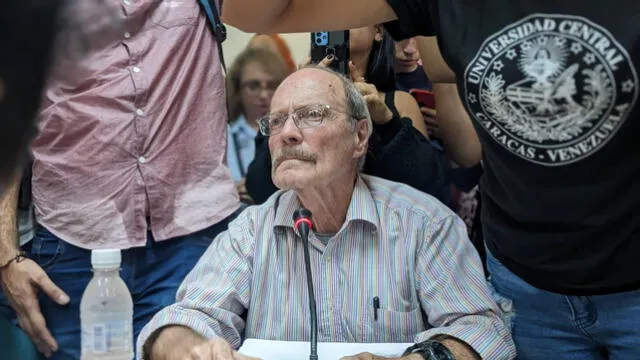 Carlos Martín, presidente de la Comisión Electoral, anunció que las elecciones quedaban suspendidas, lo cual enfureció a miles de universitarios. Foto: Tal Cual.