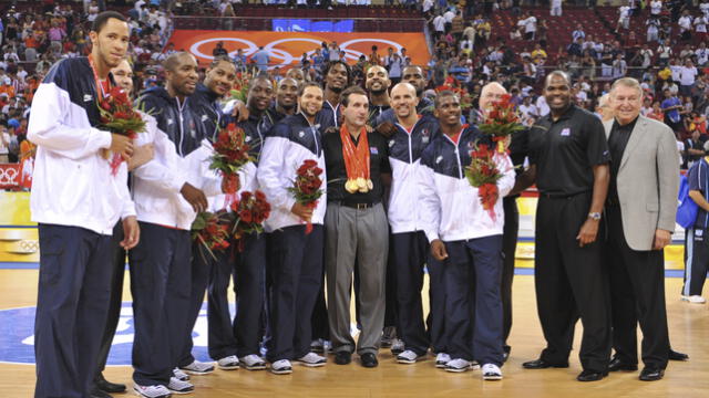 'Coach K' y el plantel de USA 2008 recibiendo las medallas de oro en los JJ.OO. Foto: Duke Athletics   