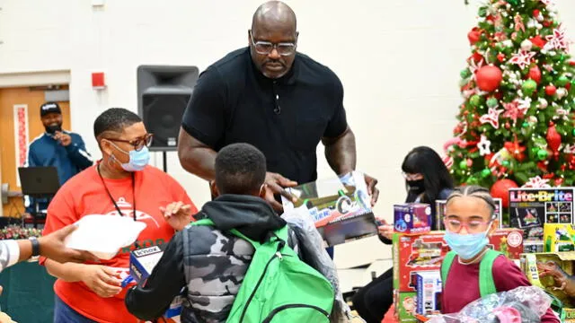 Shaquille O'Neal suele realizar eventos caritativos, más en Navidad, donde regala un momento especial a los niños menos afortunados. Foto: Hobby Consolas.