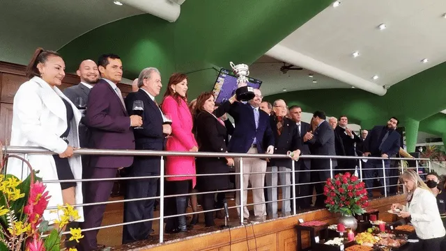  Dina Boluarte en el Jockey Plaza junto a otros funcionarios en 2022. Foto: Alfonso Baella   