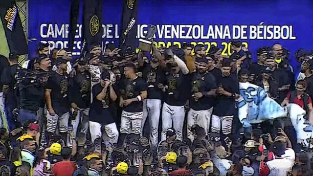  Momento en el que los Leones del Caracas levantan el trofeo de campeón. Foto: MLB   