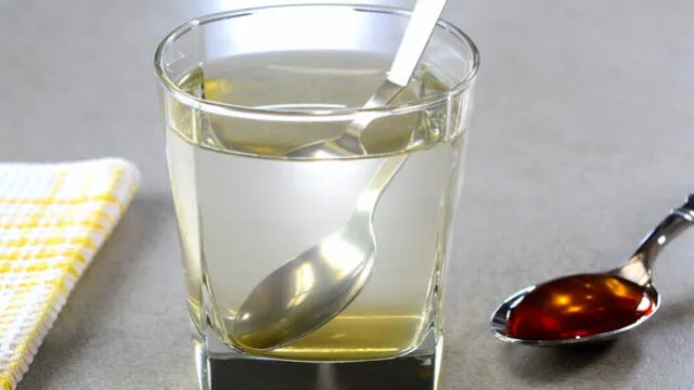 Un vaso de agua con una cucharada de miel. Foto: Cocina Fácil   