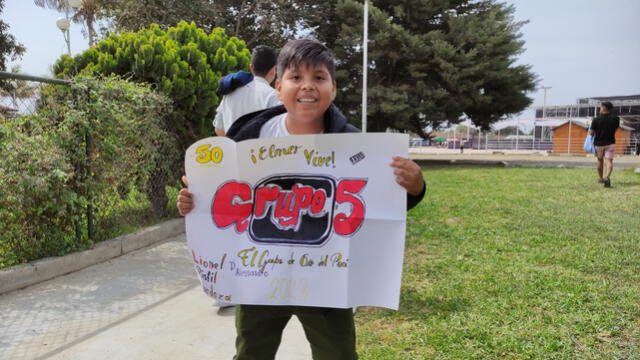  El pequeño Leonel Pisfi l llegó desde el distrito de Reque por segundo año consecutivo con su cartel para expresar su cariño. Foto: Emmanuel Moreno / La República   