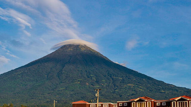 El volcán de agua sale a gran presión y altas temperaturas desde el subsuelo. Foto: Guatemala   