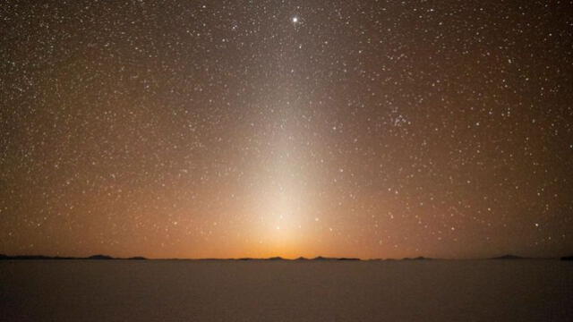  Luz zodiacal en desierto de sal boliviano. Foto: Jordi Busqué   