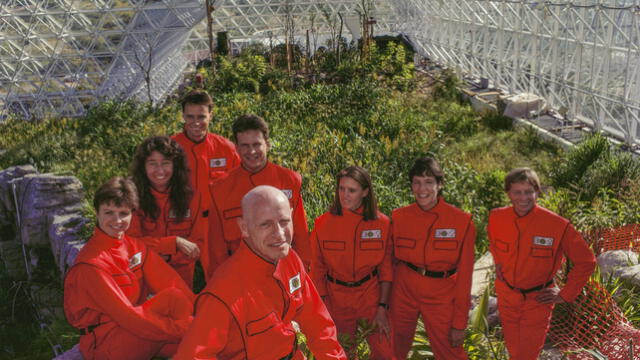  Los participantes del experimento Biosphere 2. Foto: NEON   