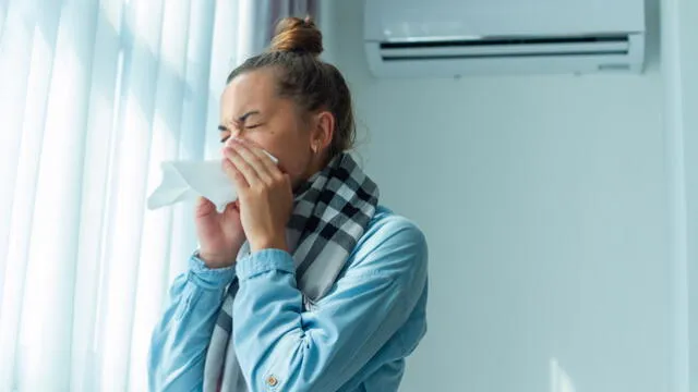 Los estornudos pueden ser una reacción común para personas alérgicas ante el aire acondicionado. Foto: Freepik   