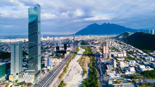 La torre Obispado, con sus impresionantes 305 metros de altura, se consagra como el edificio más alto entre los países de Latinoamérica. Foto: Arquine.   