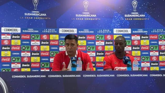 Conferencia de prensa de César Farías tras la eliminación de la Sudamericana. Foto: América en La Red/X   