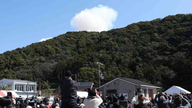 Visitantes de Kushimoto observaron cómo se elevaba el humo tras la colina. Foto: STR/JIJI PRESS/AFP    