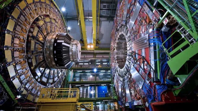  La tubería por la que circulan las partículas en el LHC, solo puede ser vista por quienes se encargan de su mantenimiento. Foto: CERN   