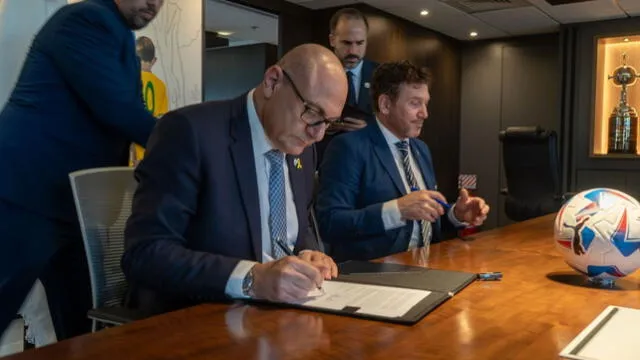 Firma entre Alejandro Domínguez y el presidente de la Federación de Fútbol de Israel. Foto: Conmebol   