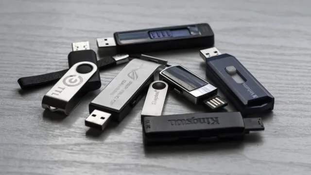 ¿Qué pasa si conectas una memoria USB al cargador del celular y lo enchufas a la corriente?