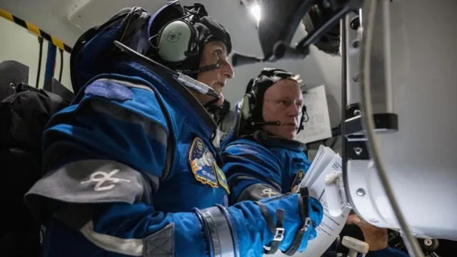 Astronautas en el simulador de la nave espacial Starliner durante un entrenamiento de emergencia. Foto: NASA   