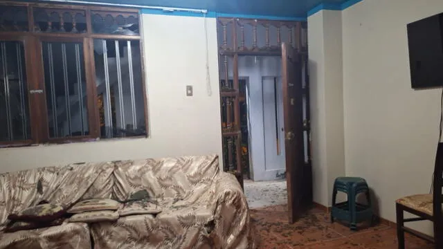 Vidrios salpicaron dentro de la sala de la vivienda. Foto: Yolanda Goicochea/URPI   