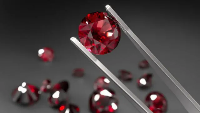 Los diamantes rojos y los rubíes tienen diferencias significativas en su composición y estructura. Foto: Expansión.   