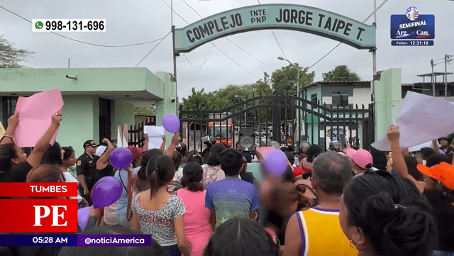 Personas de la localidad exigieron justicia para la mujer asesinada. Foto: Captura América Noticias   