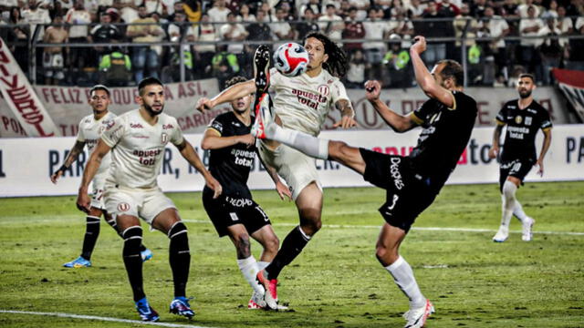 Universitario y Alianza Lima enfrentándose durante la primera final de la Liga 1 2023. Foto: GLR   