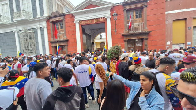  Venezolanos se reúnen en la Casa del Pueblo (APRA) en Trujillo. Foto: Yolanda Goicochea/LR    