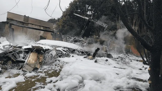 Bomberos lograron controlar el incendio provocado por el avión accidentado en Brasil. Foto: Globo   