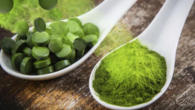  La espirulina se cultiva principalmente en condiciones controladas en estanques o fotobiorreactores, y se utiliza en suplementos dietéticos, batidos, y alimentos funcionales. Foto: cuidateplus   