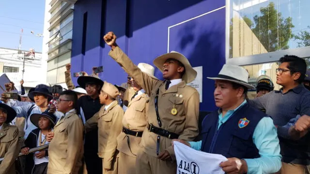 Exalumnos de colegios emblemáticos de Arequipa también participaron en movilización. Foto: Wilder Pari/La República   