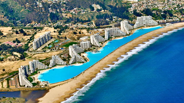  Gracias a la innovadora tecnología de Crystal Lagoons, el agua de esta inmensa piscina se mantiene cristalina con un impacto ambiental mínimo. Vía ABC Blogs   